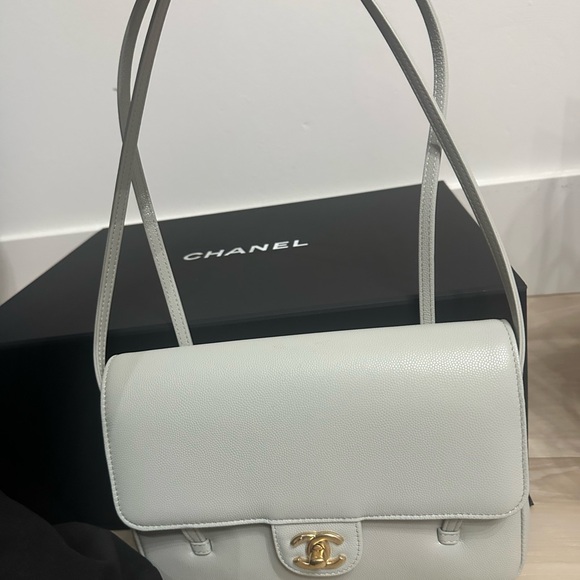 CHANEL Light green/grey Leather Shoulder Bag with Gold Logo - Picture 2 of 10